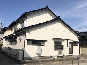 氷見市の外壁部分サイディング工事　錆が強く傷んできていたトタン外壁もアルミサイディング施工で見た目も耐候性もUP！