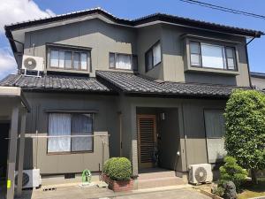 射水市の外壁塗装工事　職人の丁寧なローラー3回塗装により、新築のように綺麗に仕上がりました！