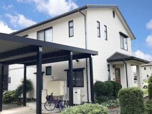 射水市の外壁サイディング工事　爆裂現象があった外壁から一変！爽やかなホワイトカラーの外観に生まれ変わりました！