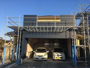 射水市のガレージ部分外壁板金工事　うまく色がマッチしてよい仕上がりになりました！