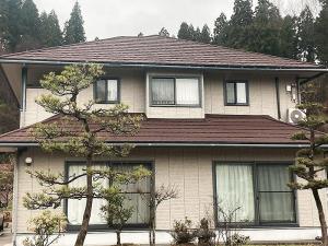 射水市の屋根カバー工事　大雪の影響で破損し雨漏れの恐れがあった屋根は全体をカバー工事することでメンテナンスフリーに！